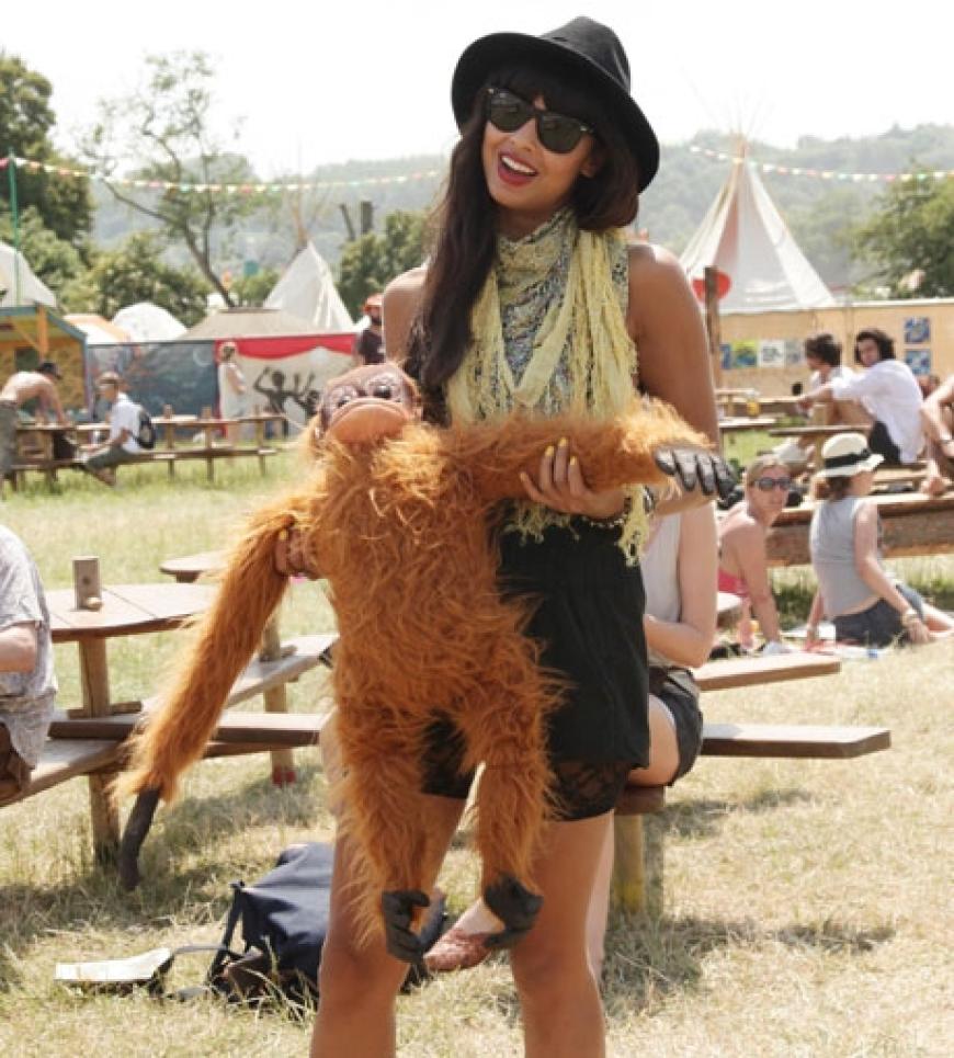Mhhhhh... Warum trägt UK-Moderatorin Jameela Jamil einen Affen mit sich herum?