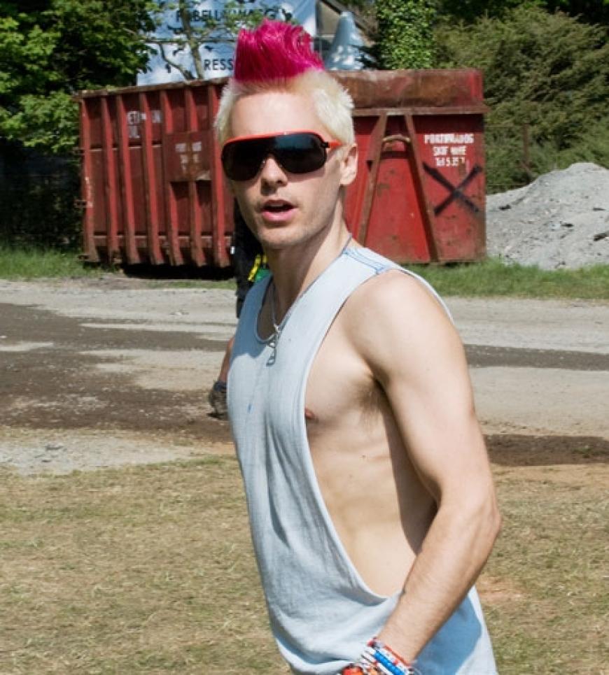 Kaum wieder zu erkennen: Jared Leto mit pinkem Irokesenschnitt. Man konnte den Rocker so backstage bei