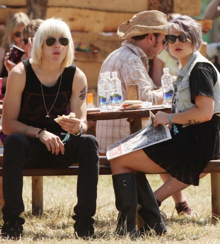 Partner-Look war einmal: Kelly Osbourne und ihr Freund Luke Worrell genießen die chillige Atmosphäre
