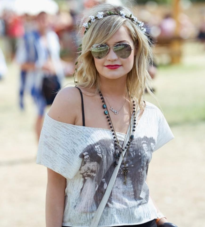 Die irische MTV-Moderatorin Laura Whitmore mag es lieber romantisch. Sie hat sich einen Blumenkranz ins Haar gebunden