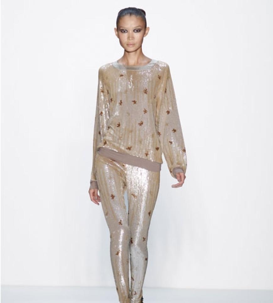Neben den großen deutschen Modemarken zeigen diesmal vor
allem junge Labels, dass sich Berlin längst nicht mehr hinter Paris, New York und London verstecken muss. Schon im Januar war Marcel Ostertag einer der glanzvollen Höhepunkte der Berlin Fashion Week