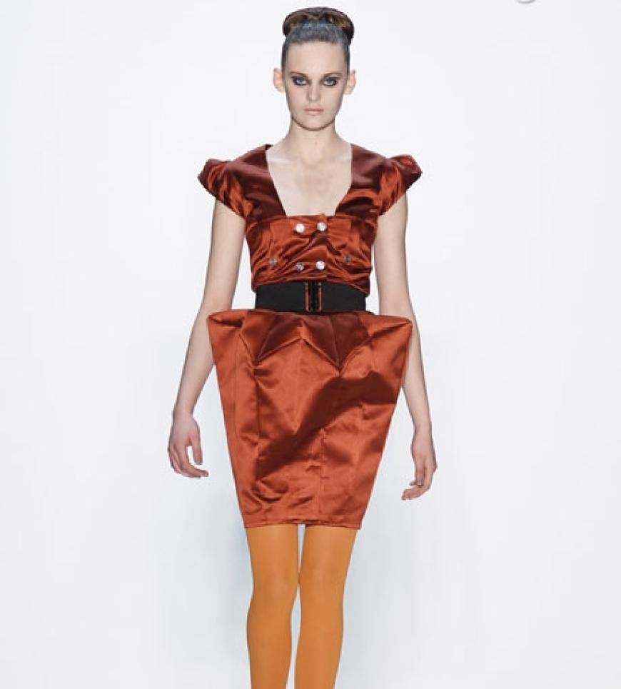Der Designer überraschte mit futuristischen Kreationen. Vor allem Farben und Formen spielten eine große Rolle in seiner Herbst-/Winter-Kollektion