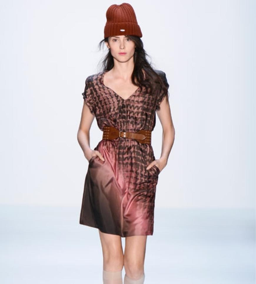 Chefdesignerin Gabriele Strehle kreiert anspruchsvolle Mode für die moderne Frau, wie dieses Model eindrucksvoll beweist
