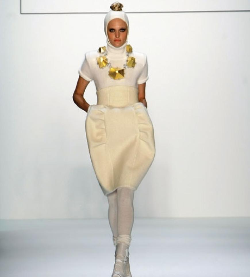 Er überzeugte mit skulpturalen Schnitten, ethno-inspirierten Accessoires und einem gekonnten Material-Mix