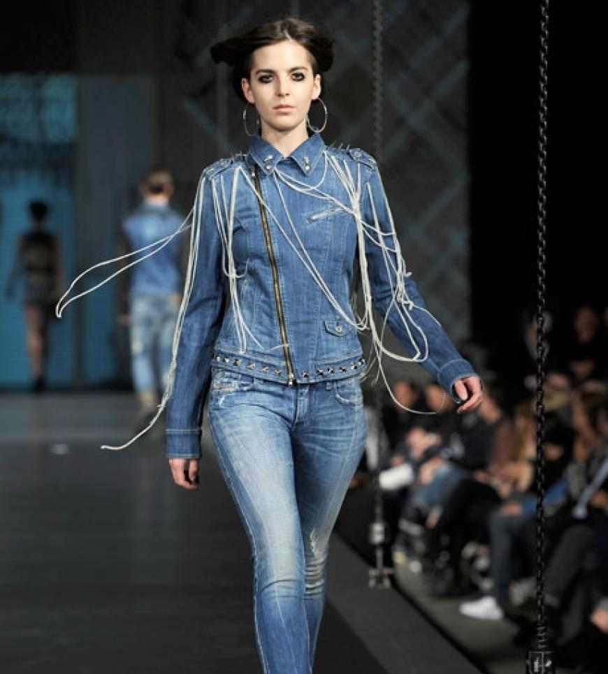 Zwar stammt das Jeanslabel Diesel aus Italien, die Modenschau zählte allerdings zu den wichtigsten Veranstaltungen der Berlin Fashion Week. Selten war Denim so sexy!