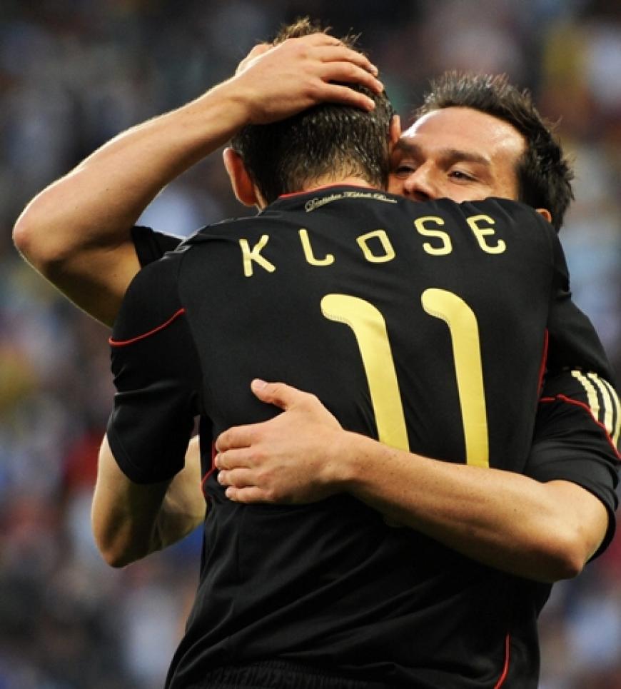 Miroslav Klose jubelt! Er schoss in seinem 100. Länderspiel gleich zwei Tore