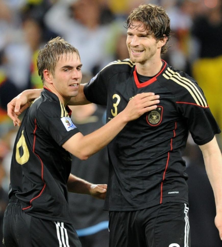 Kapitän Philipp Lahm freut sich mit Arne Friedrich. Der Verteidiger schoss gegen Argentinien sein erstes Tor