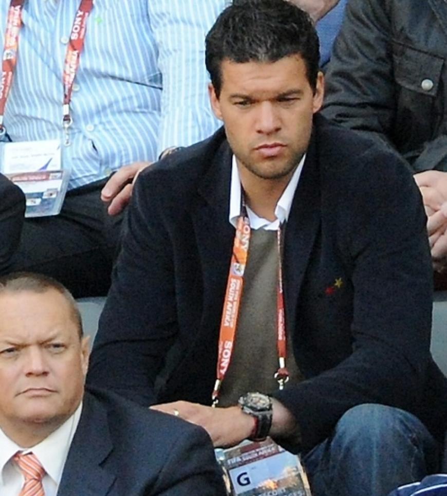 Michael Ballack unterstützt die Mannschaft