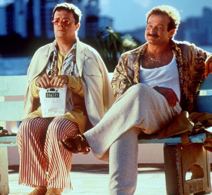1996 wurde schrill: Robin Williams (r.) und Nathan Lane als schwules Paar in einer Szene von Mike Nichols Film