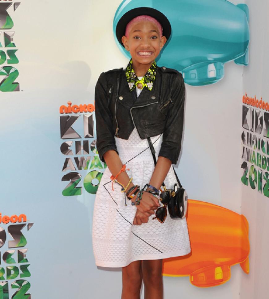 Willow Smith ist immer zu Scherzen aufgelegt (und trägt nach zahlreichen Farbexperimenten auf dem Kopf nun Pink)