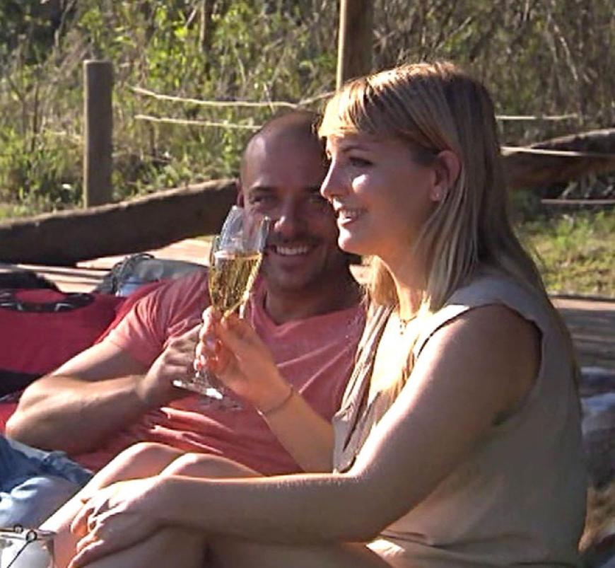 Christian und Lisa picknicken in der wilden Natur Südafrikas