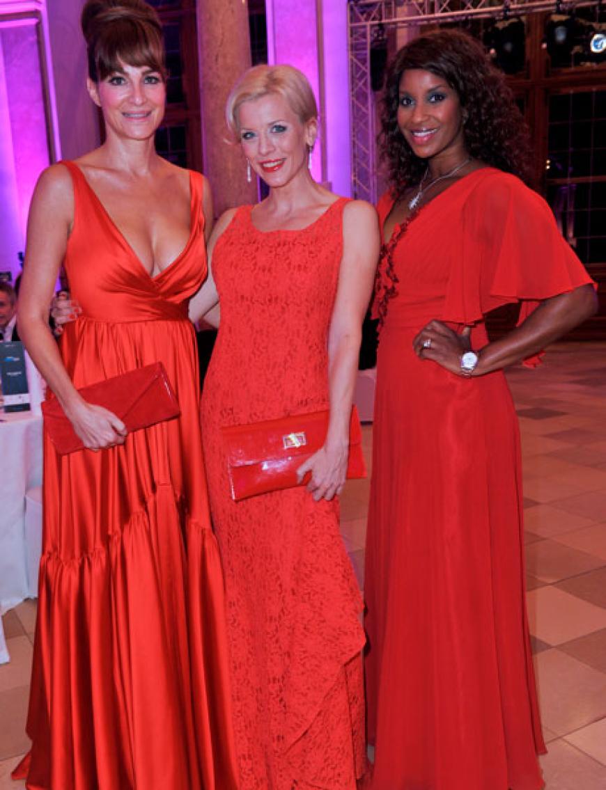 Drei Powerfrauen in einer Powerfarbe: Alexandra Kamp mit Eva Habermann und Liz Baffoe