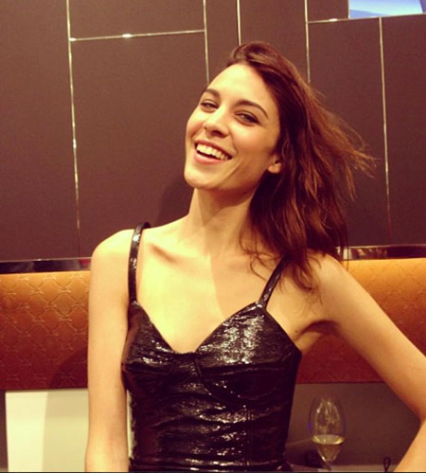 Sexy lady! Alexa Chung posiert für ihre Freunde