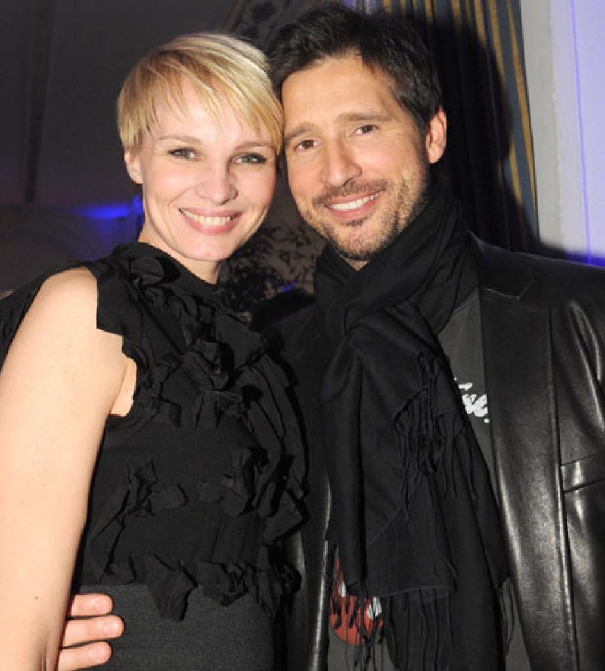 Moderatoren Susann Atwell und Andreas Türck posieren auf der Party