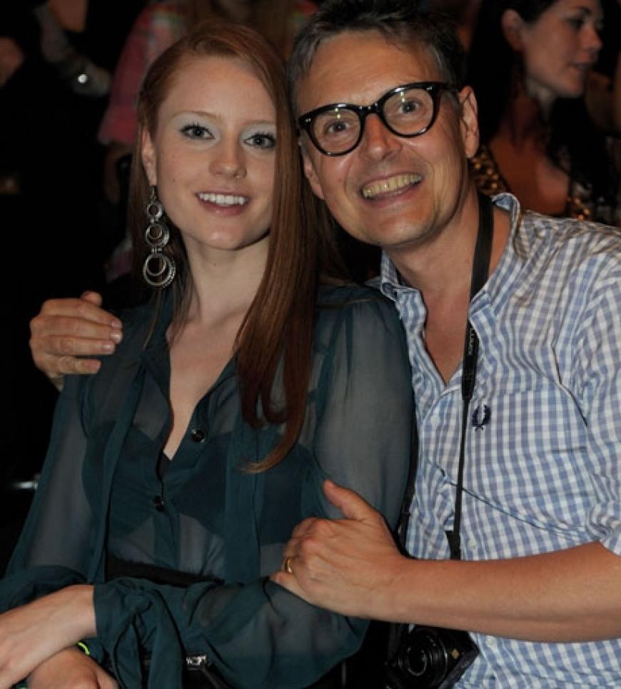 Barbara Meier und ihr Entdecker, Ex-GNTM-Juror Rolf Scheider sehen sich die Show gemeinsam an