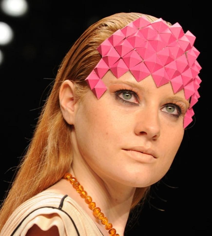 Topmodel Barbara Meier mit gewöhnungsbedürftigem Kopfschmuck