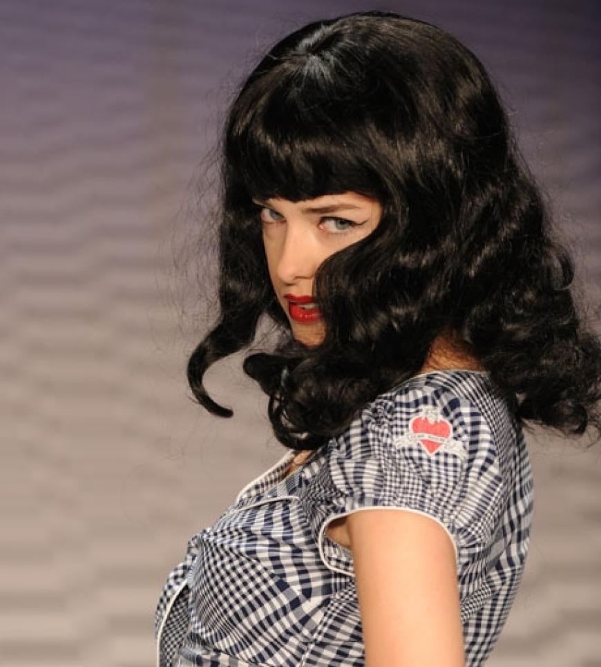 Die Designerin ließ ihre Models mit Katy Perry-Perücken über den Catwalk laufen. Wie hier Model Marie Nasemann