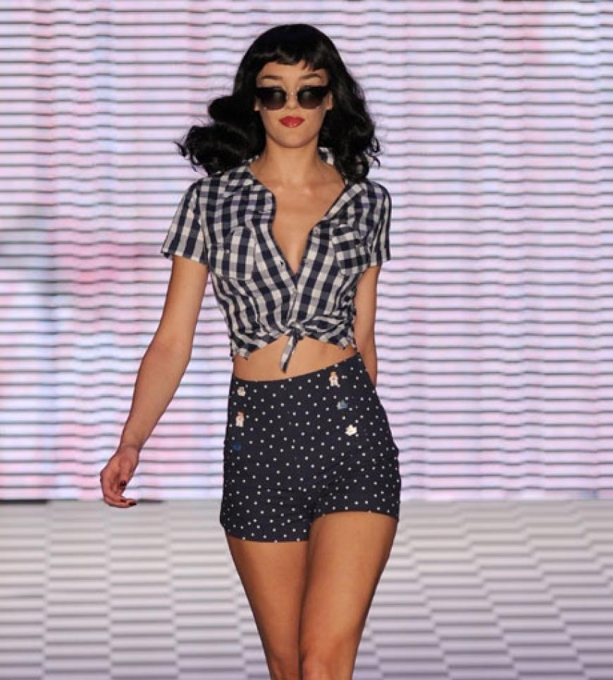 Macht Vorfreude auf den Sommer: Süße High-Waist-Shorts mit geknoteten Karo-Hemden