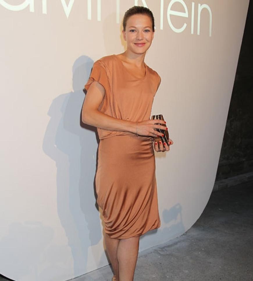 Frisch: Hannah Herzsprung in einem pfirsichfarbenen Kleid