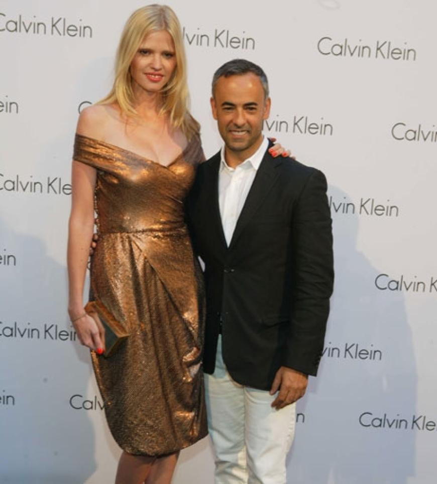 CK-Werbekampagnenmodel Lara Stone posierte zusammen mit Creative Director Francisco Costa