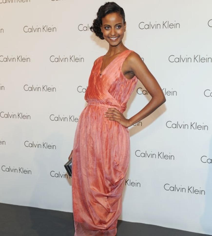 Auf jeder Schau und Party der Mercedes-Benz Fashion Week in Berlin ein Hingucker: Topmodel Sara Nuru in einem Maxi-Abendkleid