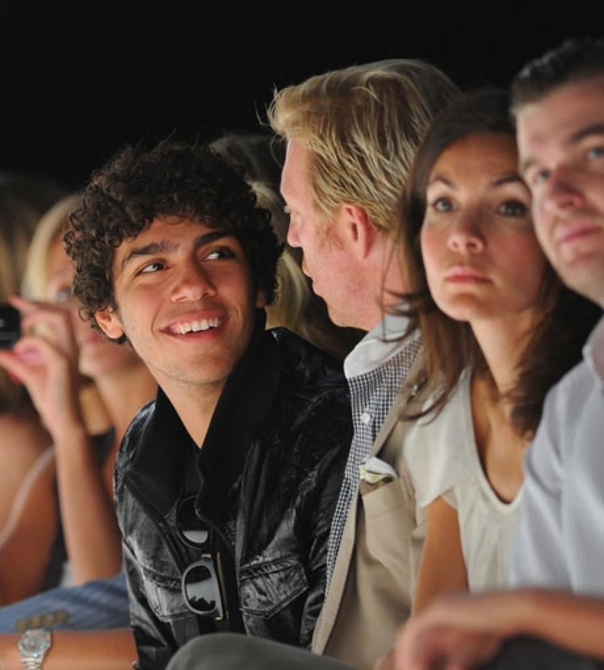 Ziel der Reise war zunächst die Front Row des Labels Laurèl. Dort schauten sich Vater und Sohn die Sommerkollektion 2011 an. Und achteten natürlich auch auf die hübschen Models