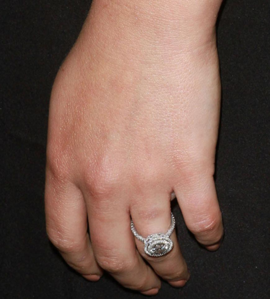 An ihrer Hand funkelte ein großer Diamantring. Neben ihrer Schwangerschaft gab die 29-Jährige kürzlich auch ihre Verlobung mit Benjamin Millepied bekannt