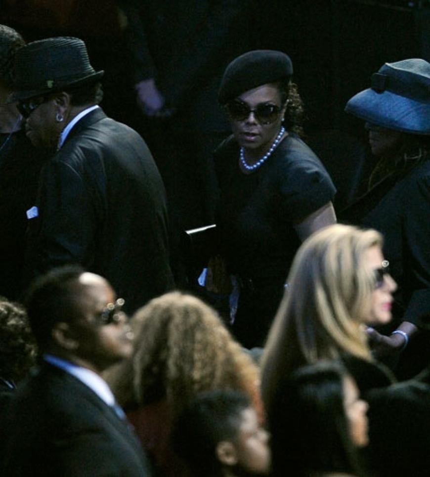Janet Jackson geht hinter ihrem Vater Joe Jackson