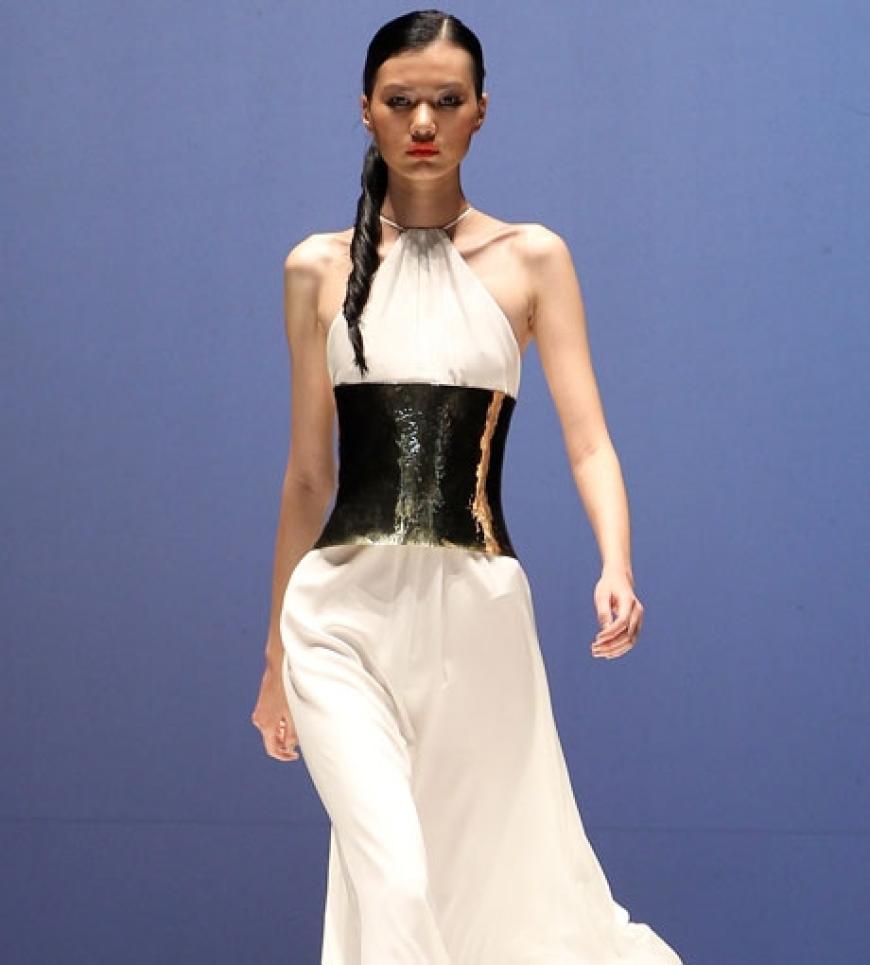 Die Sommerkollektion 2011 des Designers ist ungewohnt dezent und klassisch. Unser Lieblingsoutfit des Abends: Das weiße Kleid