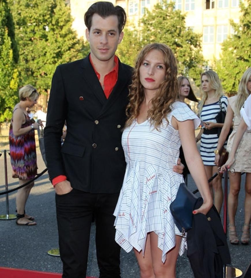 Produzent Mark Ronson mit seiner Freundin Josephine de la Baume