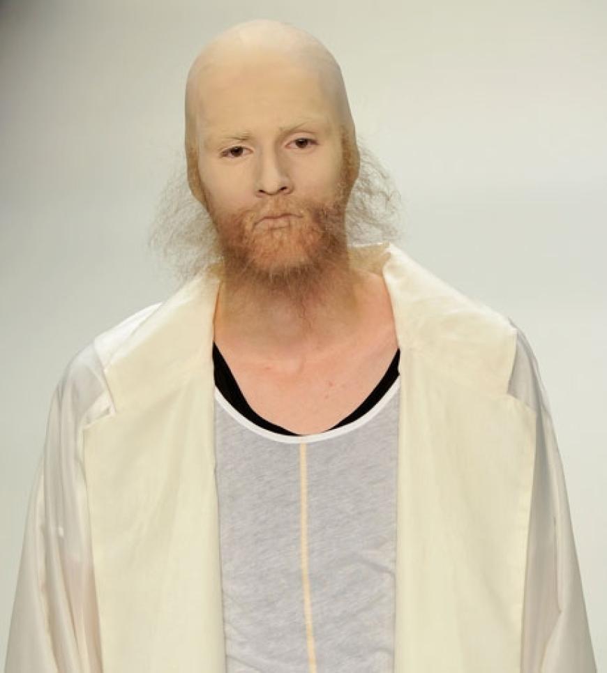 Schräg: Diese Show verschlug am Freitag vielen Zuschauern die Sprache. Designer Patrick Mohr schickte seine Models mit künstlicher Glatze und Bart über den Catwalk