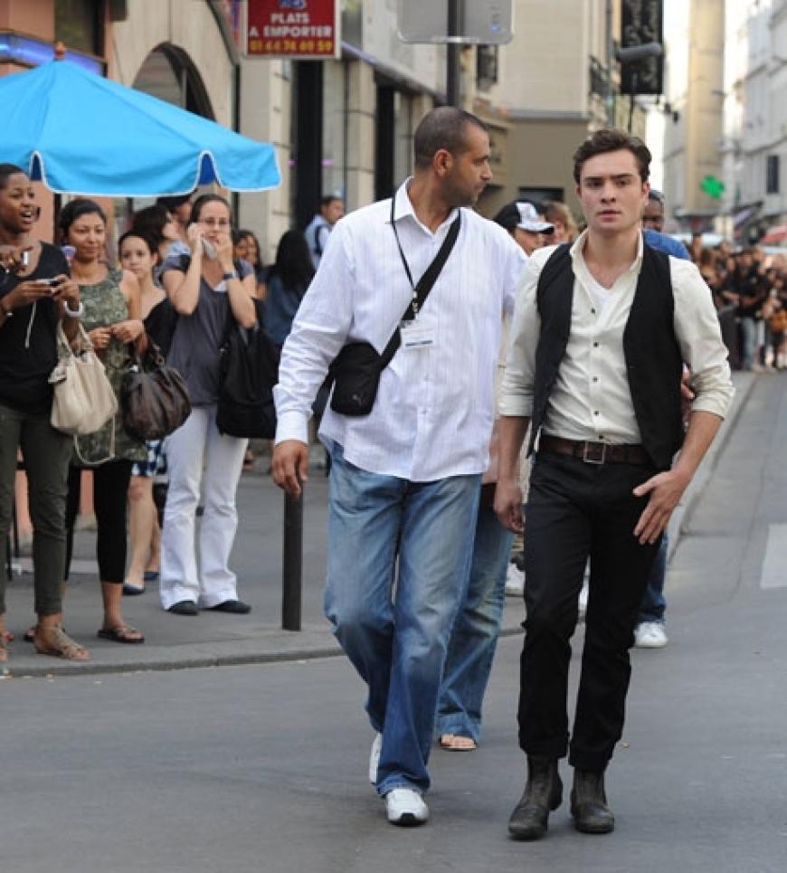 Von Fans umzingelt: Ed Westwick macht nach Drehschluss keinen Schritt ohne seine Bodyguards
