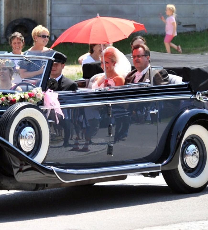 Die Braut wurde in einer offenen Maybach-Limousine zur kirchlichen Trauung gefahren
