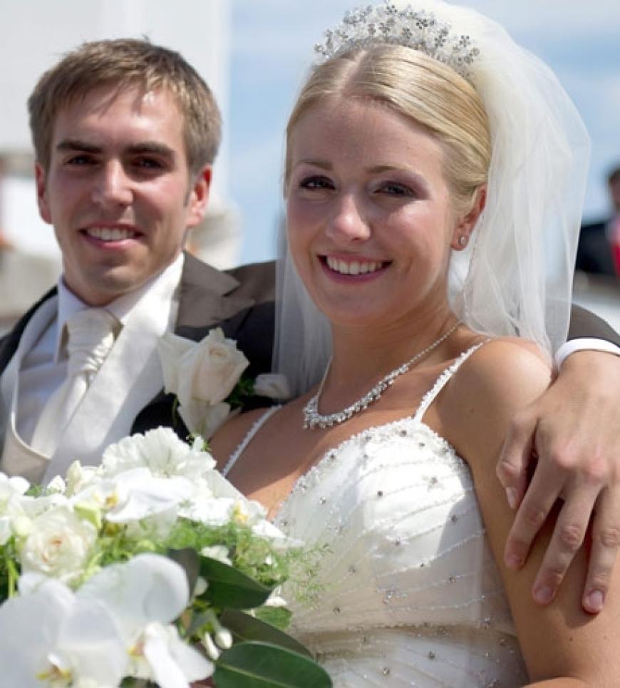 Wie romantisch! Nur wenige Tage nach dem Ende der Fußball-WM in Südafrika hat Philipp Lahm seiner Freundin Claudia Schattenberg in Aying das Ja-Wort gegeben