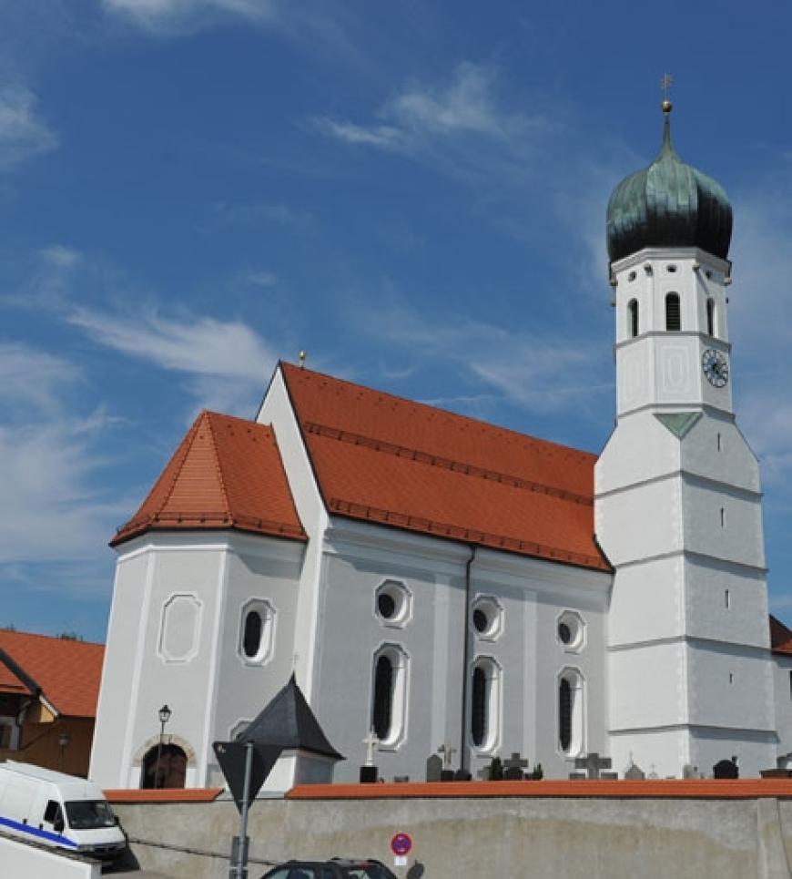 Die Kirche im bayrischen Aying im Landkreis München