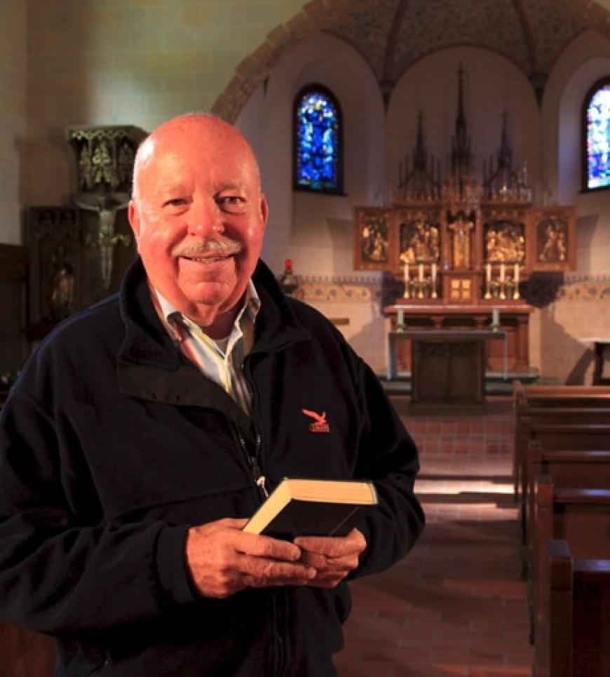 Der Countdown läuft: Um 18:00 Uhr beginnt die kirchliche Hochzeit in der Bergkapelle Regina Pacis. Pfarrer Brent Fisher wird Boris und Lilly in einer ökumenischen Zeremonie trauen