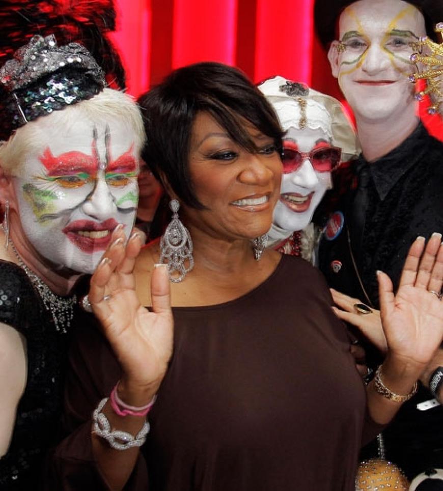Patti LaBelle spaßt mit den verkleideten Gästen herum