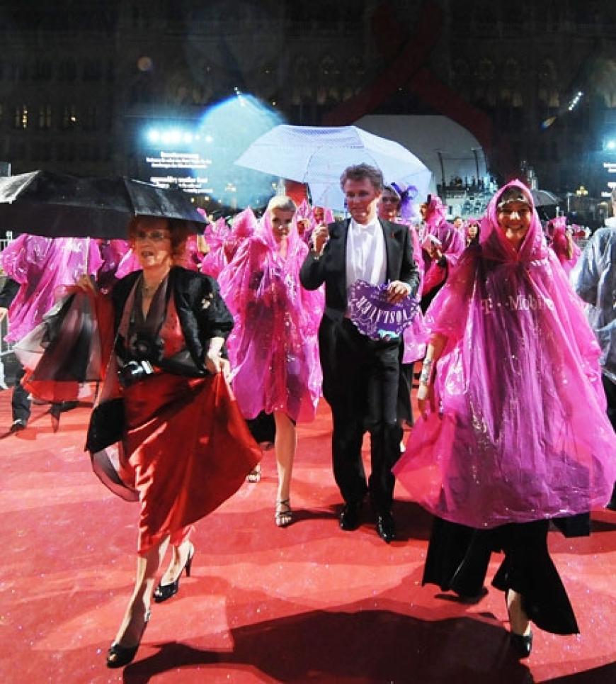 Der Life Ball in Wien fiel leider sprichwörtlich ins Wasser. Noch während der Eröffnung zog ein Regenschauer über Wien. Daraufhin musste die Show kurzfristig abgebrochen werden. Das feiernde Partyvolk ließ sich die Stimmung vom Wetter jedoch nicht vermiesen