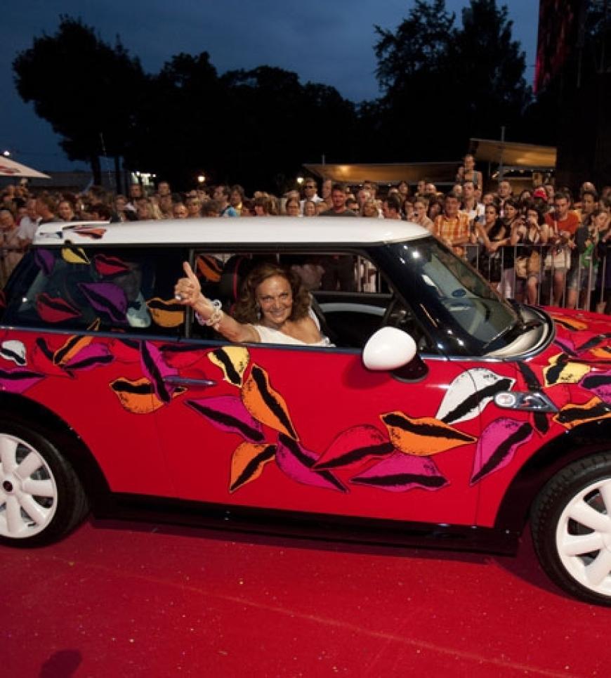 Ebenso wie Star-Designerin Diane von Furstenberg. Die drei Autos werden für den guten Zweck versteigert