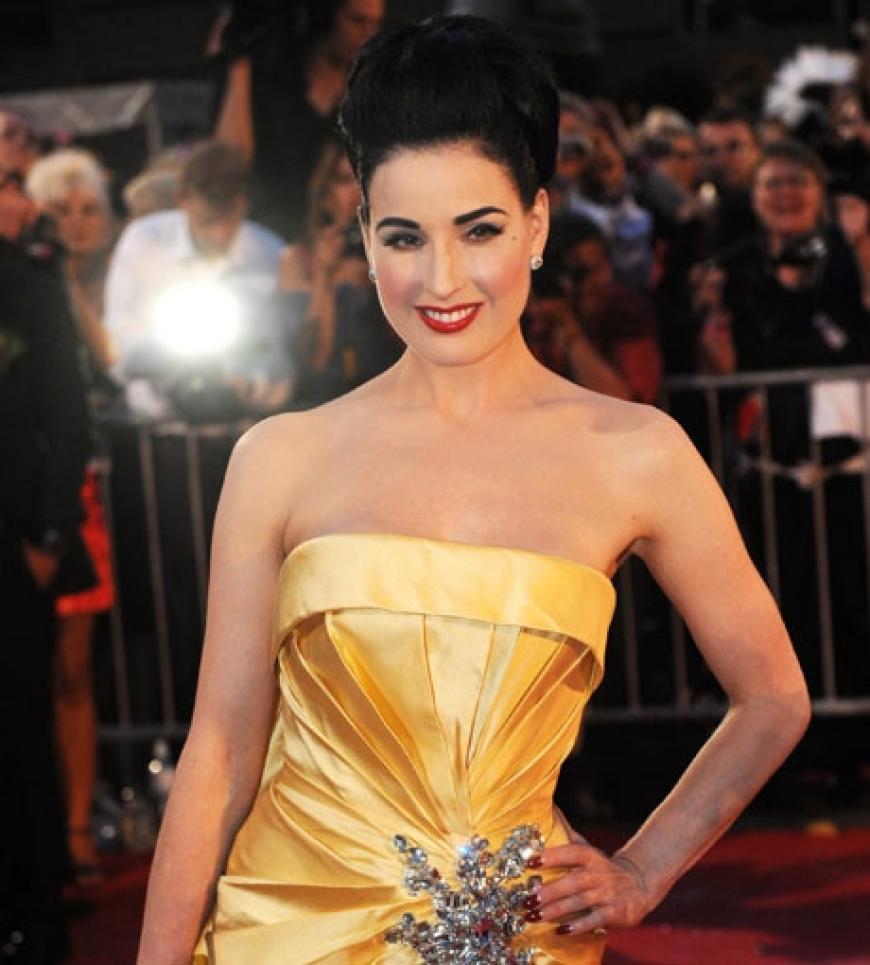 Fast schon underdressed für das verrückteste Charity-Event des Jahres: Dita von Teese glänzte in einer atemberaubenden Robe von Elie Saab. Das Thema