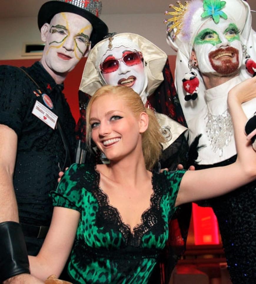 Model Lydia Hearst posiert gemeinsam mit der