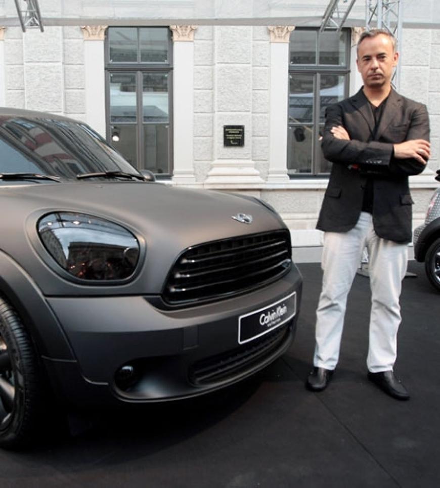 Calvin Klein-Creative Director Francisco Costa neben seiner Mini-Kreation