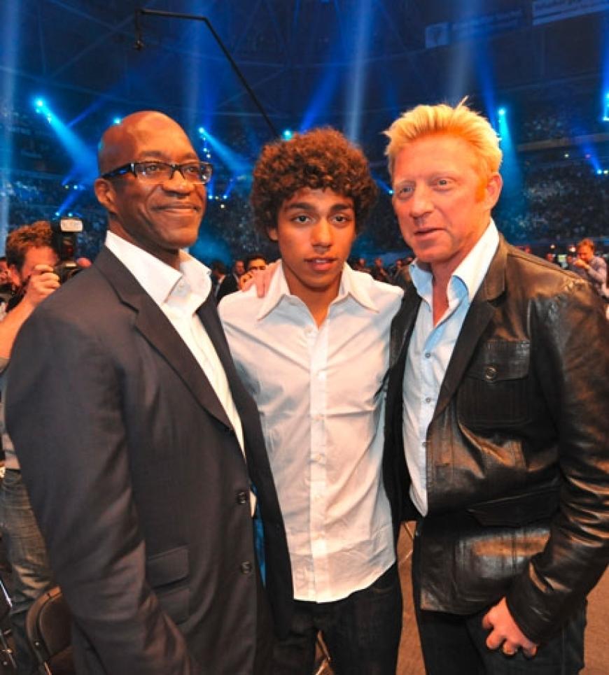 Der frühere Leichtathlet Edwin Moses, Noah und Boris Becker. Der Box-Event auf Schalke war für die Beckers eine reine Männersache - Lilly richtet zurzeit das neue Haus in London ein