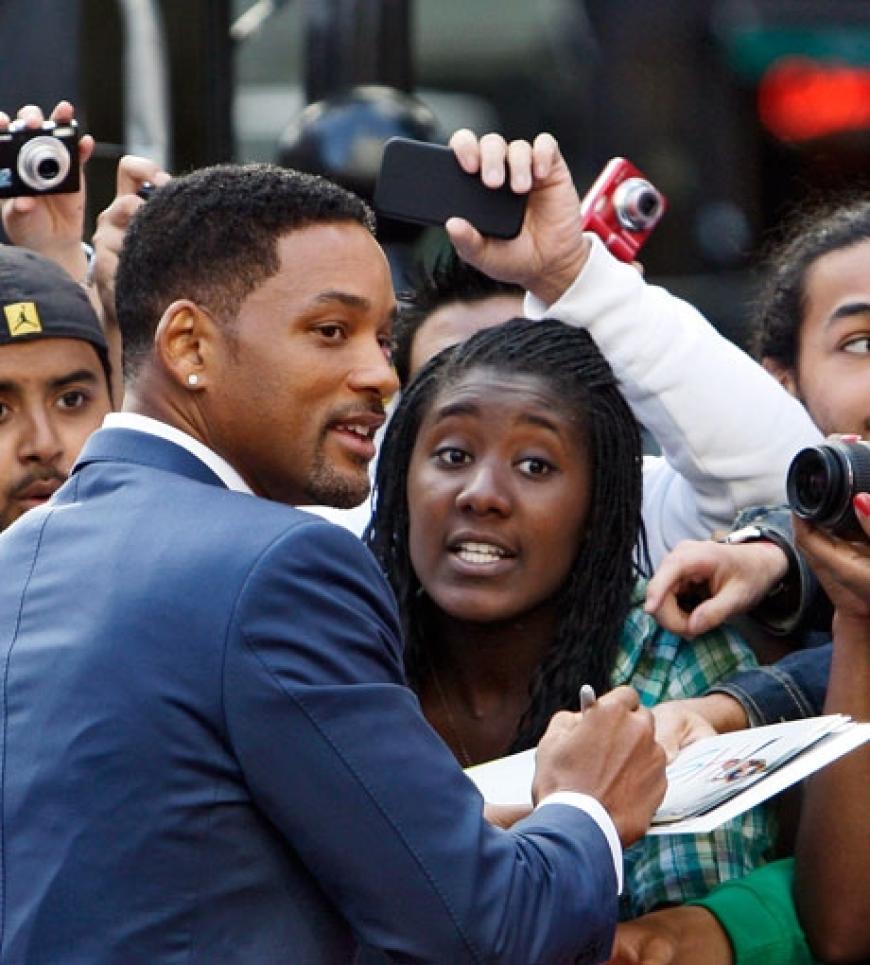 Die Autogrammjäger flippen aus. Und Will Smith lässt keine Wünsche offen