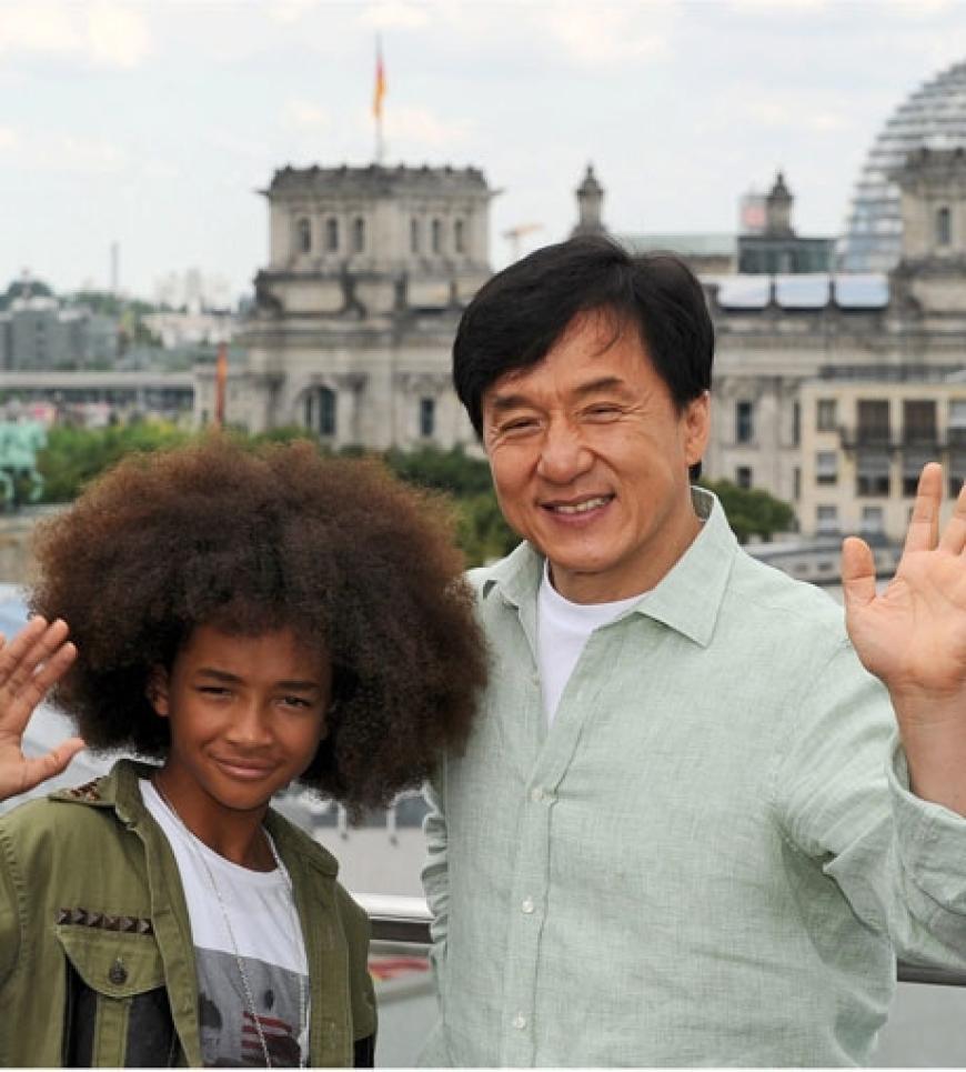 Beim Photocall in Berlin posiert der kleine Smith mit seinem Filmkollegen Jackie Chan vor dem Reichstagsgebäude