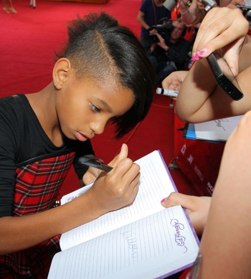 Die 9-jährige Willow schreibt schon fleißig Autogramme