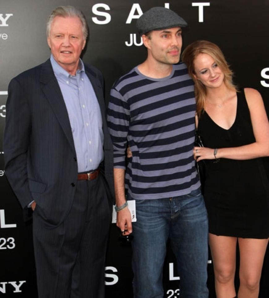 Angelinas Vater, Schauspieler Jon Voight, kam auch zur Premiere seiner Tochter nach Los Angeles. Ebenfalls mit dabei: Angelinas Bruder James Haven mit seiner Freundin