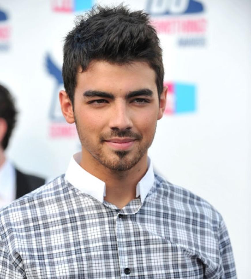 Joe Jonas kam ohne seine beiden Brüder Nick und Kevin. Das Gekreische der Fans war dennoch nicht zu überhören