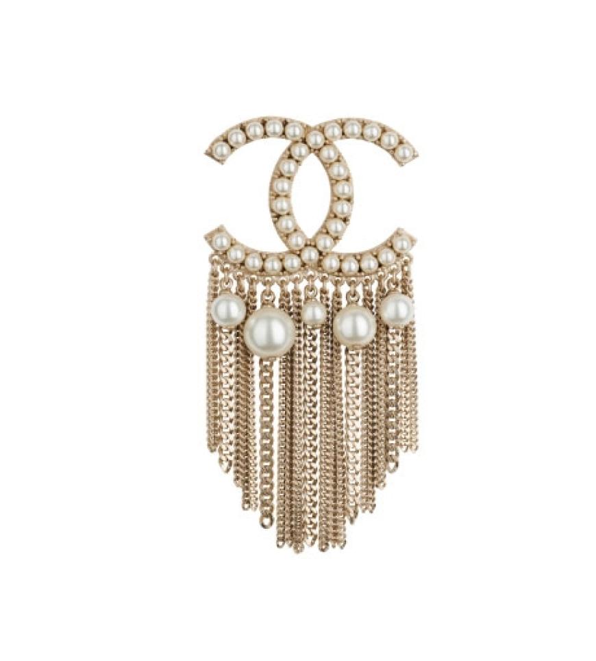 Perlen & Strass: Logo-Mania: Brosche mit kleinen Ketten von Chanel, ca. 335 Euro