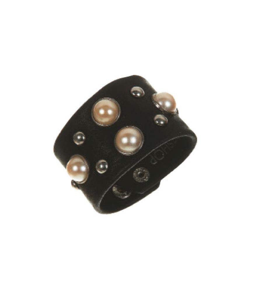 Armschmeichler: Ledermanschette von Topshop, ca. 20 Euro